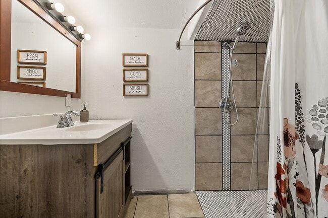 Building Photo - 718 East Blvd