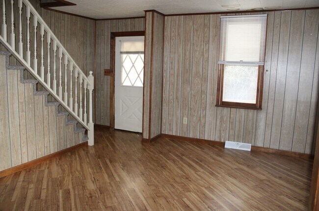 Foto del edificio - Updated 2-Bedroom Semi-Detached Home