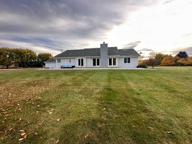 Foto del edificio - Beautiful 3-Bedroom Home with Modern Upgra...