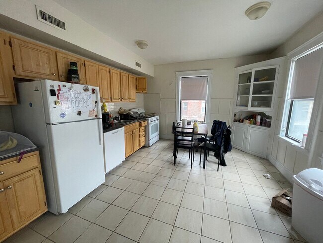 Building Photo - 9/1 No Fee! Spacious 4BR/2BA in Brookline near Packard's, Coolidge, BU