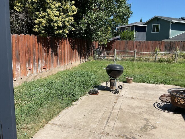 Foto del edificio - Chico 3 bed 2 bath home for rent, convenient location, neighborhood setting Garage, back yard