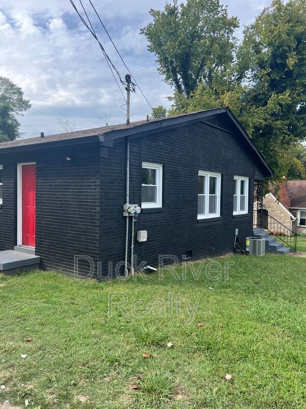 Building Photo - 610 E 8th St