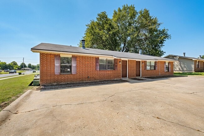 Building Photo - Cozy 2 Bedroom Duplex with Fireplace & Spacious Backyard!