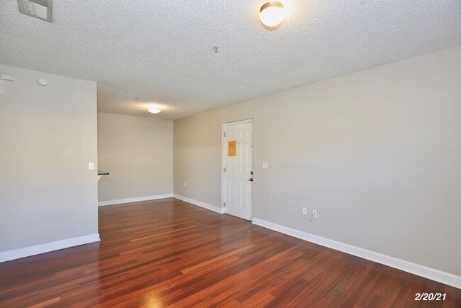 Building Photo - Beautiful 1/1.5 Condo with an Office/Den in the Gated Community of Miriada Condos - Orlando!