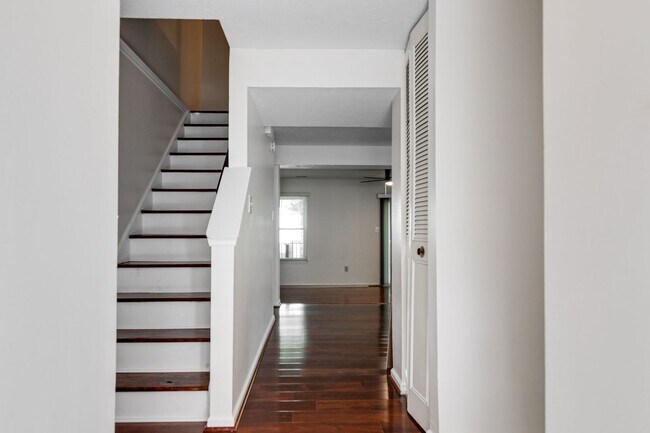 Foto del edificio - Wonderful End Unit Townhome Available Near...