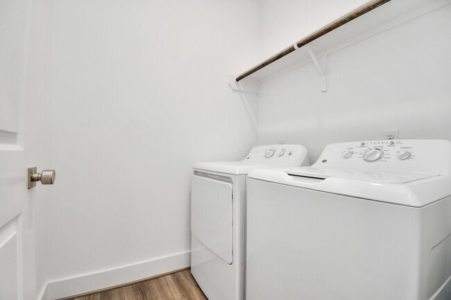 Foto del edificio - 9027 Laverne Oak Ln