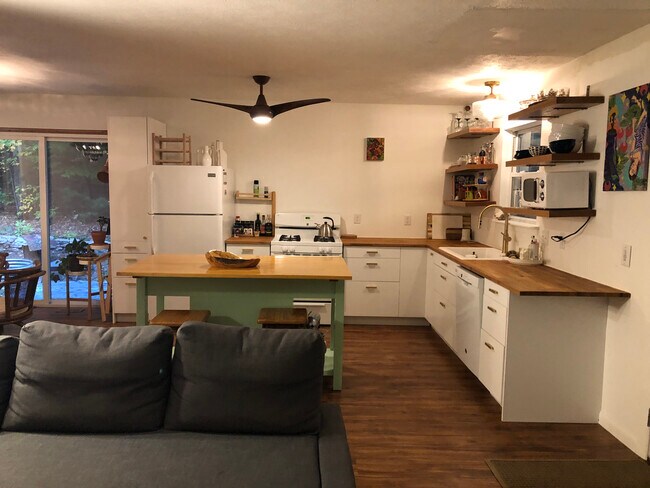 Kitchen - 19150 White Pine Dr