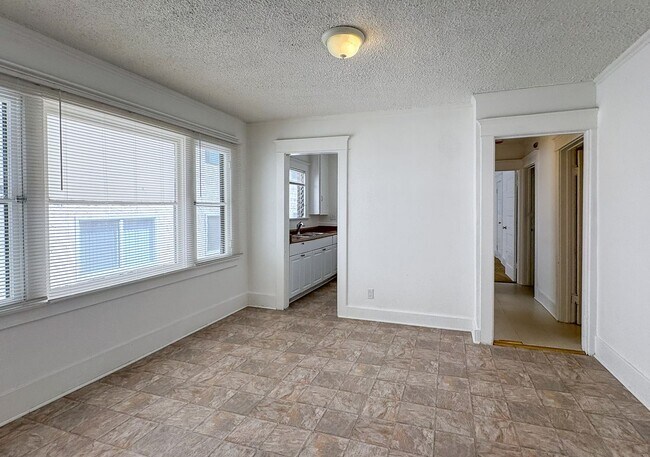 Foto del edificio - 338-340 1/2 S. Catalina St.-338 1/2