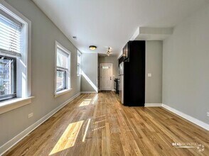 Building Photo - 2205 W Eastwood Ave