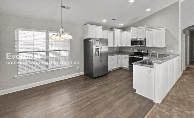 Building Photo - Limited Time Special Offer / 3 Bed, 2 Bath Home with Garage / Pet-Friendly / Vouchers Accepted / ...