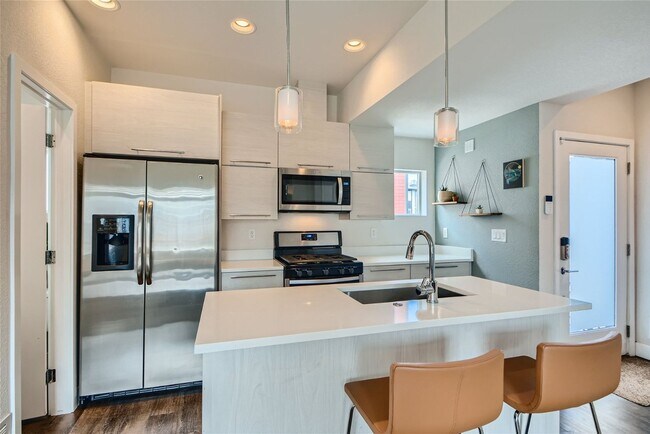 Building Photo - Stylish 2-Bed, 2-Bath Townhome in Westline...