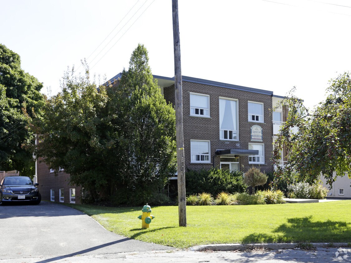 Building Photo - Queens Court Apts