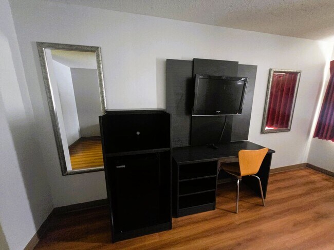 Foto del edificio - 2141 La Porte Rd