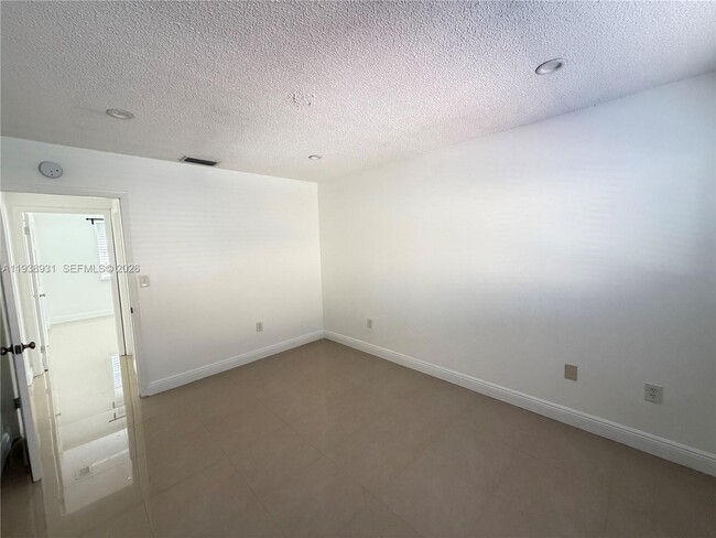 Foto del edificio - 3375 W 76th St