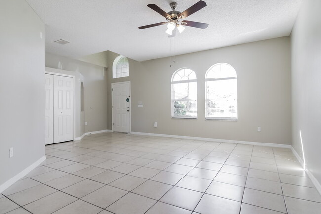 Building Photo - 562 Bristol Cir