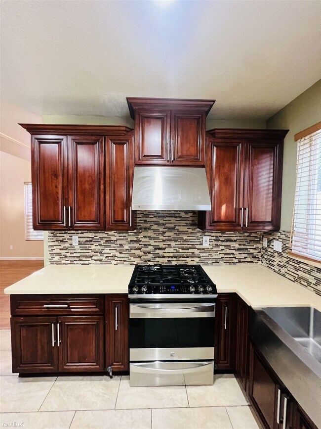Foto del edificio - 5 br, 3 bath House - 4512 Peacock Court