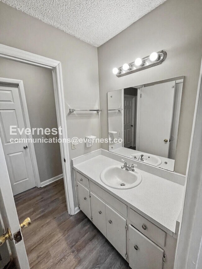 Foto del edificio - 3 Bed/1.5 Bath Townhome with Off-Street Parking / Available Now!