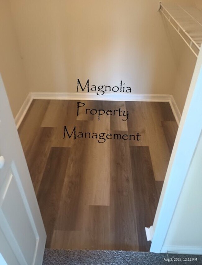 Building Photo - 4 Bedroom 2 Bathroom Home