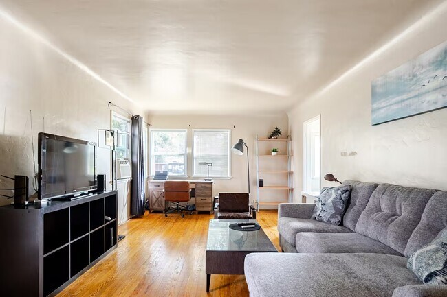 Foto del edificio - 2302 Loy Ln