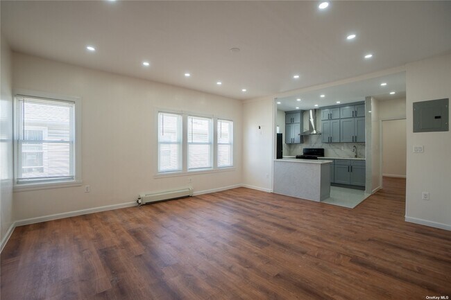 Building Photo - 1347 E 15th St