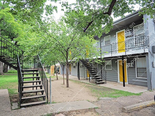 Foto del edificio - 903 Springdale Rd