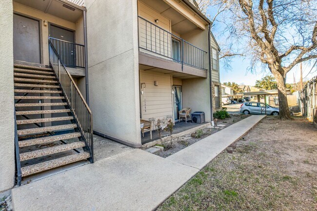 Foto del edificio - Lock and go GATED COMMUNITY near the night life in Addison. 2br/1ba Condo!