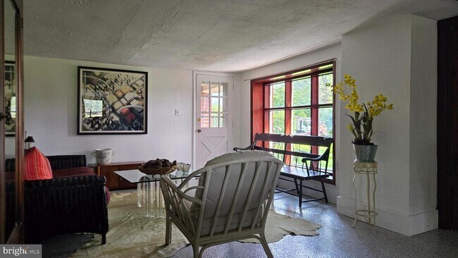 Foto del edificio - 253 Dark Hollow Rd