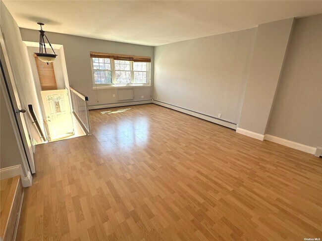 Building Photo - 120-19 Cove Ct