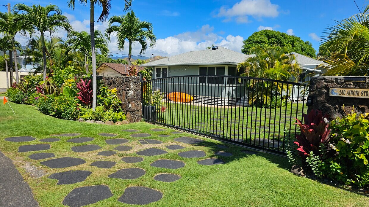 Gated Entry - 140 Ainoni St