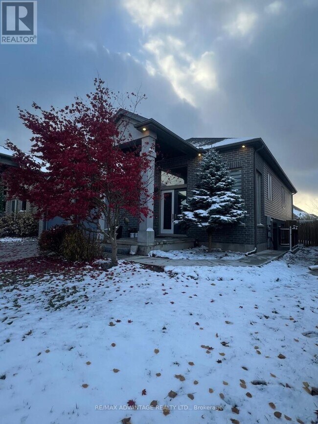 Building Photo - 3462 McLauchlan Crescent