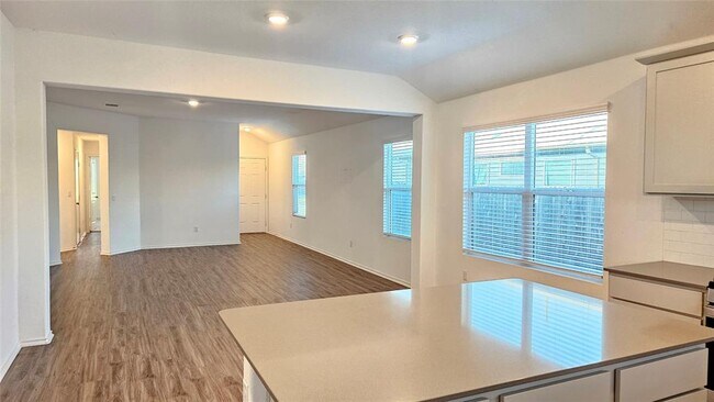 Foto del edificio - 195 Salt Springs Rd