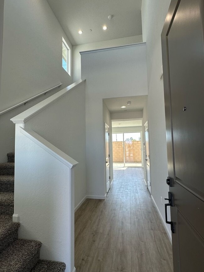 Building Photo - 1103 W. PAYSON AVE. - 3 BEDROOM 2.5 BATHRO...