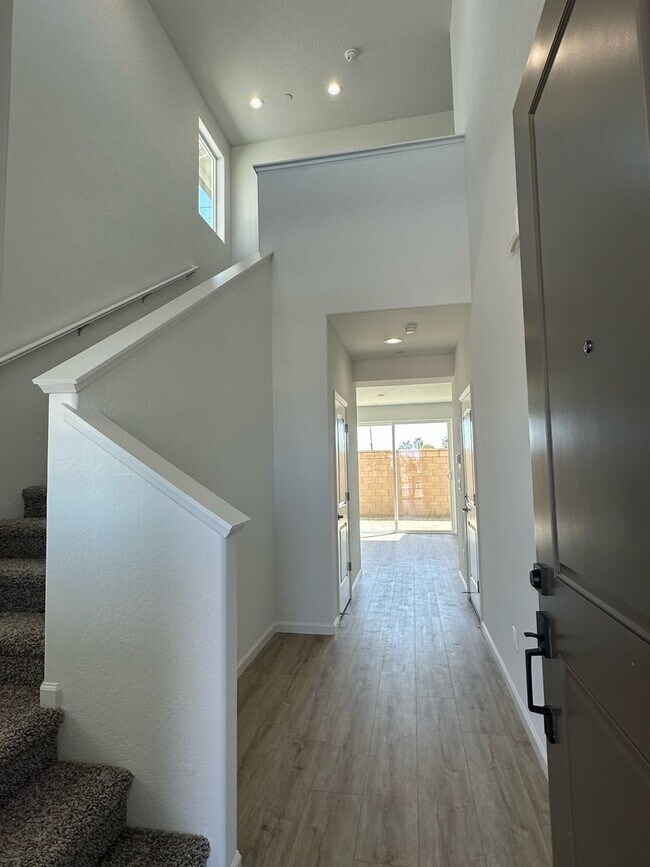 Foto del edificio - 1103 W. PAYSON AVE. - 3 BEDROOM 2.5 BATHRO...