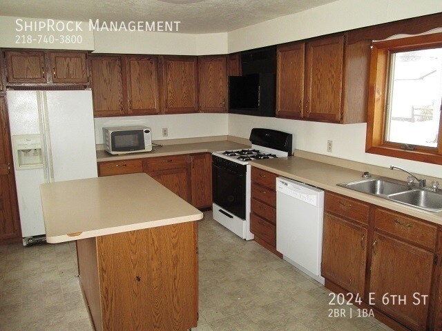 Building Photo - 2024 E 6th St