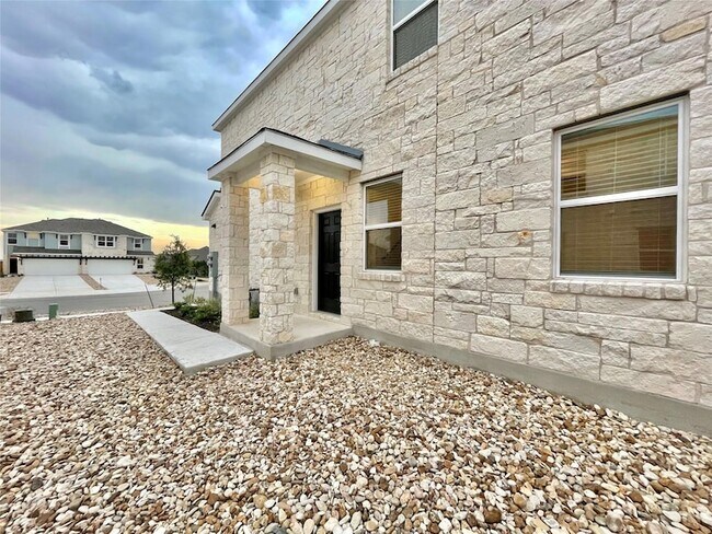 Foto del edificio - 2415 Lakey Cv