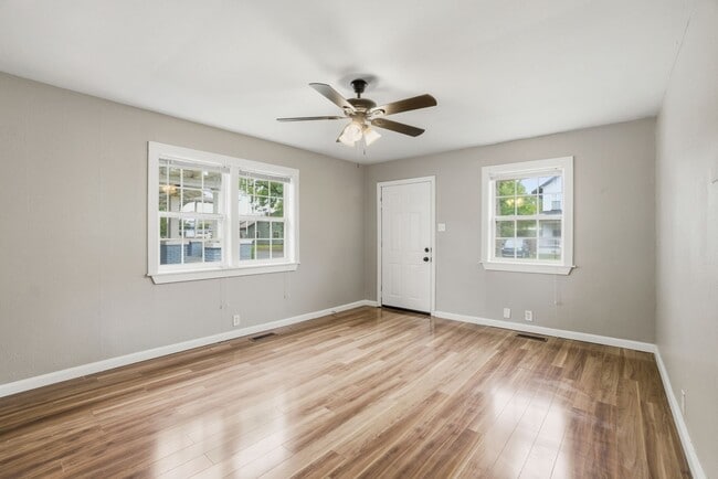 Building Photo - Summit