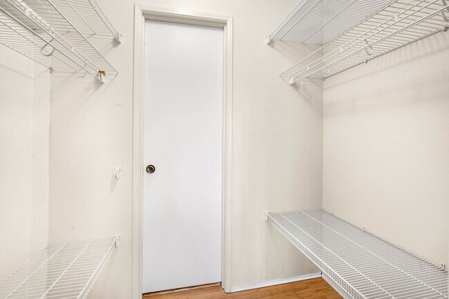 Building Photo - Great Grass Lawn Community Condo