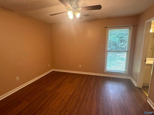Foto del edificio - 136 Hollington Dr NE