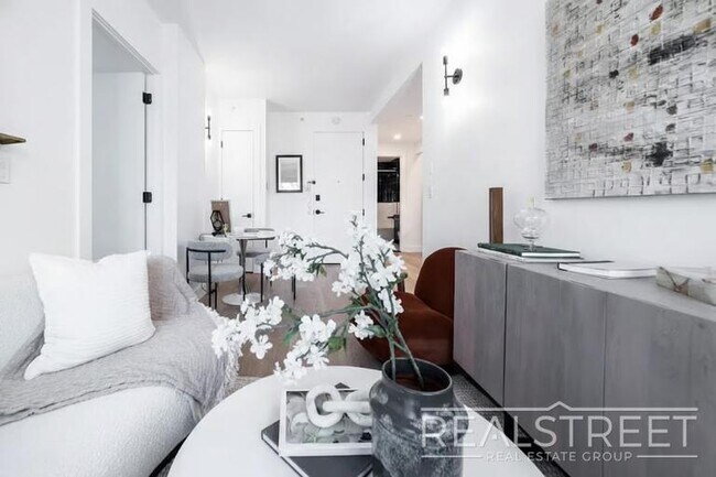 Foto del edificio - Welcome home to this bright and well-proportioned 2-bedroom, 1-bath apartment on a charming, tree-li