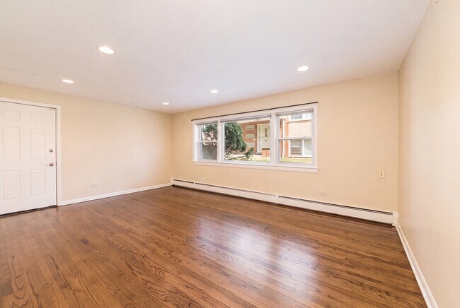 Foto del edificio - 2245 Des Plaines Ave