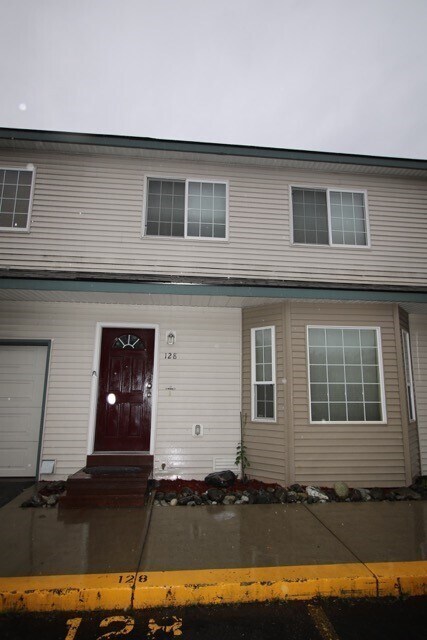 Foto principal - 3 Bedroom Condo close to JBER and Shopping!