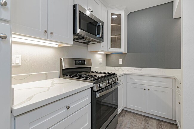 Building Photo - Fully Updated 2 Bedroom 1 Bath Condo