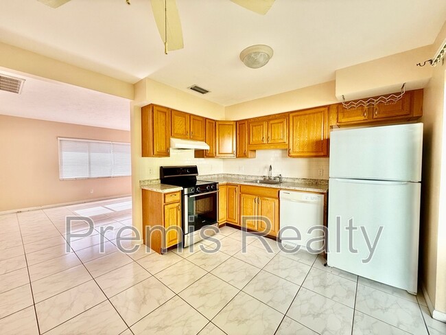 Building Photo - 2671 Pinehurst Ave