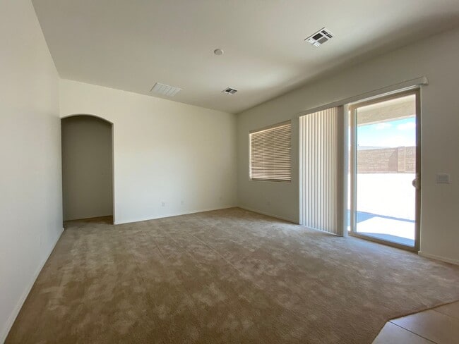 Foto del edificio - 6209 E Bower Ln