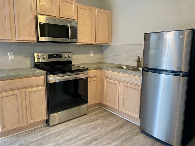Building Photo - Available Now! 2Bed/1Bath