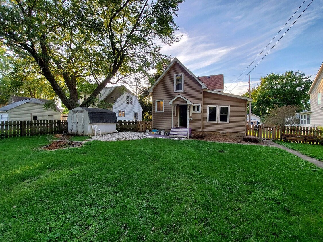 624 S 1st St, DeKalb, IL 60115 House Rental in DeKalb, IL
