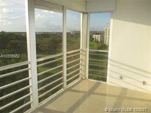 Foto del edificio - 605 Oaks Dr