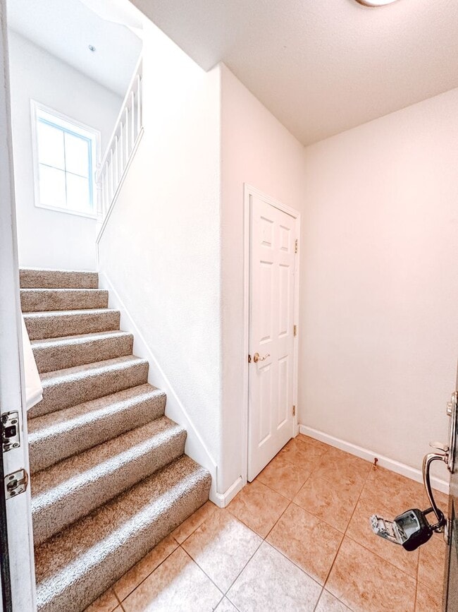 Building Photo - Lovely Townhouse For Immediate Move In!