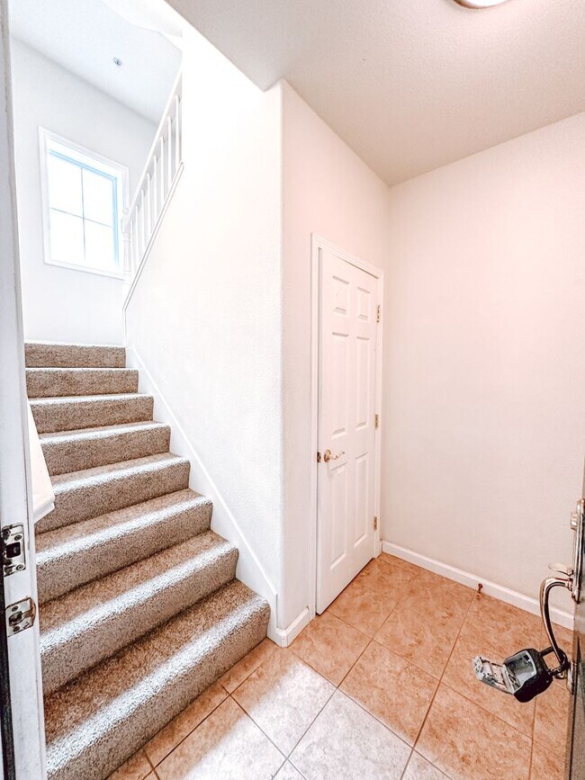 Foto del edificio - Lovely Townhouse For Immediate Move In!