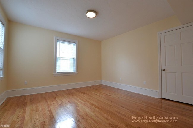 Building Photo - 4 br, 2 bath  - 36 Willow St